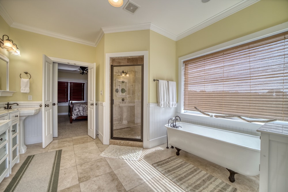 Purple Parrot - You Will Be Amazed At The Panoramic Island Views From The Third Floor Crows Nest! 4 Bedroom Home by RedAwning