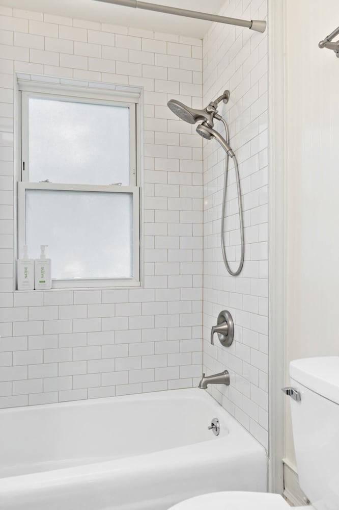 Cheerful 3 Bedroom Home Walk to UVA Stadium, photo 12
