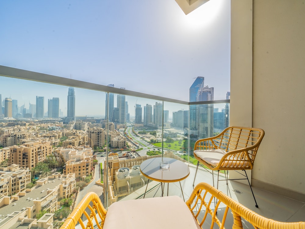 Glamorous Apartment Facing Burj Khalifa