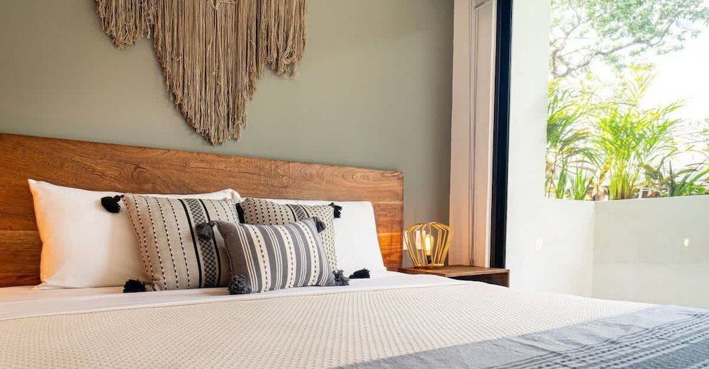 Prime Location 2 BR Apartment With Natural Ligthed & LX Amenities by Waves Management