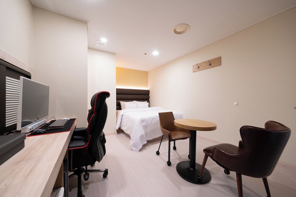 Hwajeong Hotel jun