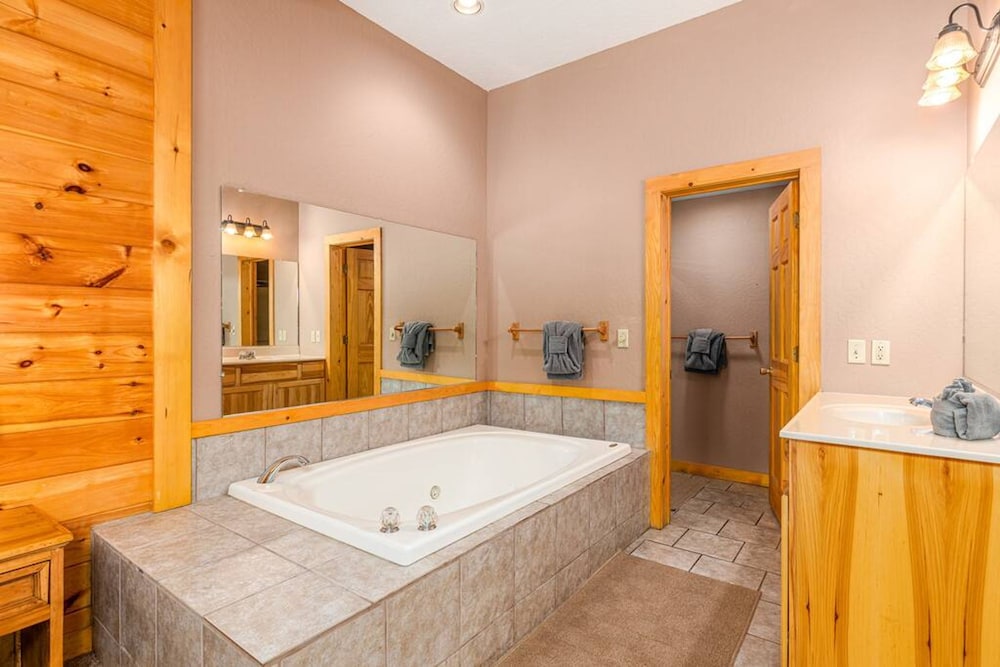 Secluded 3BR Cabin w Hot Tub Dog Friendly Sleeps12