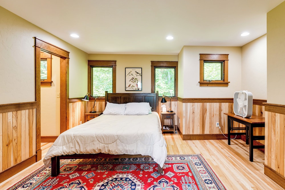 Hamlin Lake Retreat: Spacious Stay for Groups!