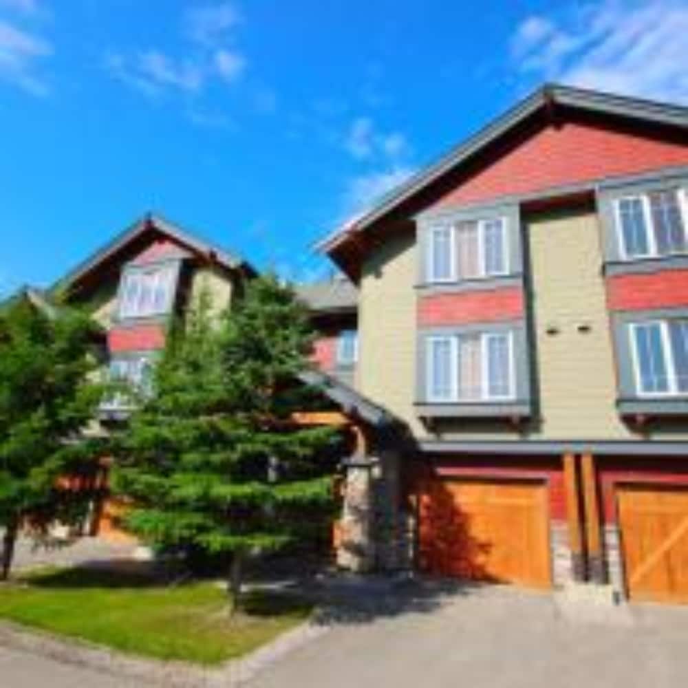 Pinnacle Ridge Chalets by Fernie Lodging - Image 1