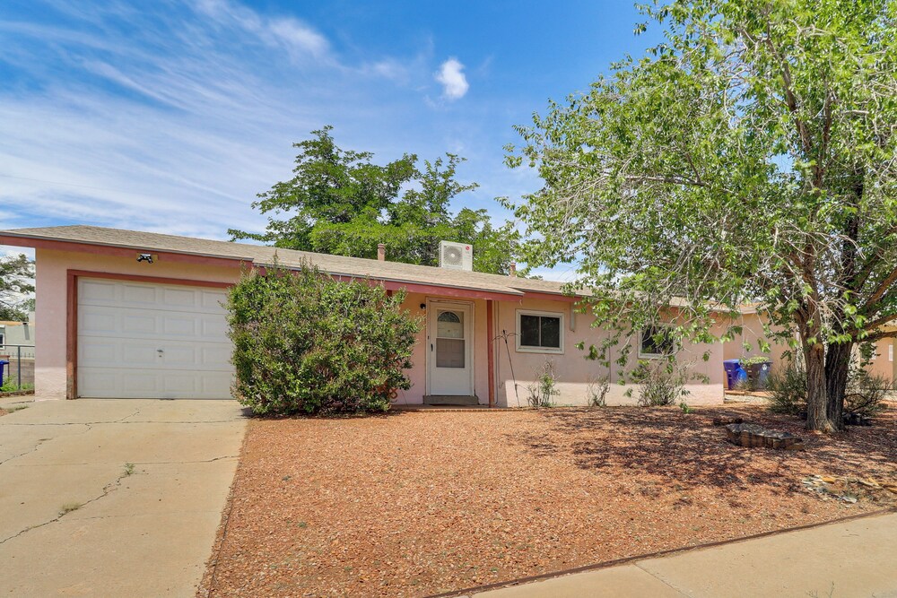 Pets Welcome: Hot Tub Haven in Albuquerque!