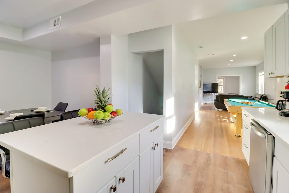 5 Mi to National Mall: DC Home w/ Pool Table