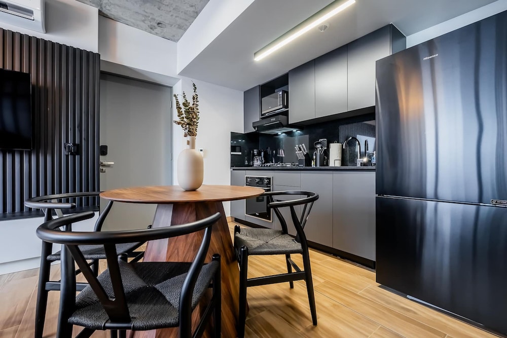 w Stunning 2BR w Great Deco in Centriqo