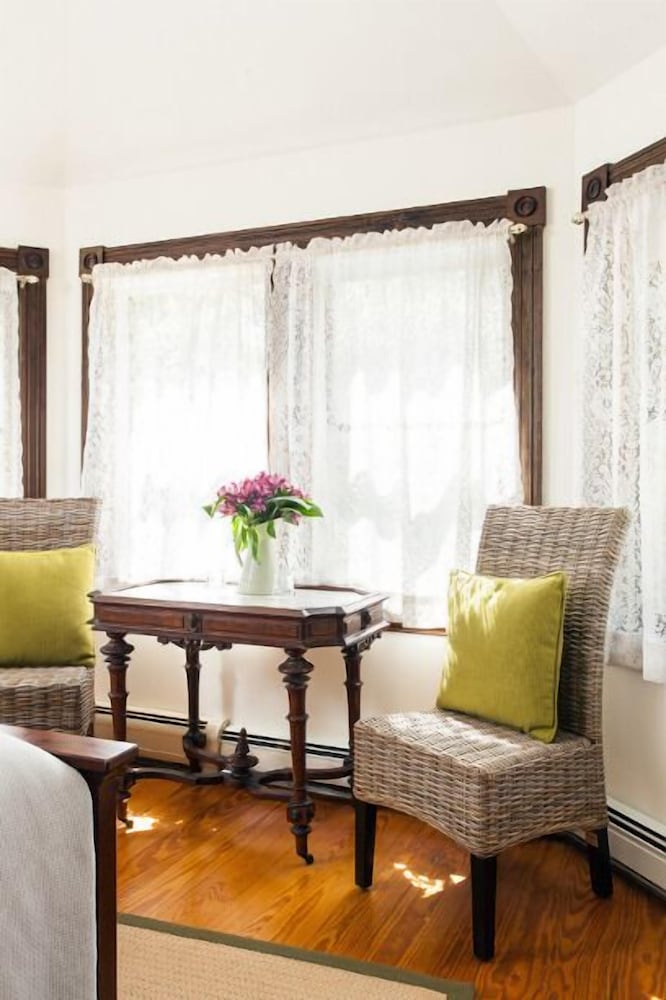 The Inn at the Oaks