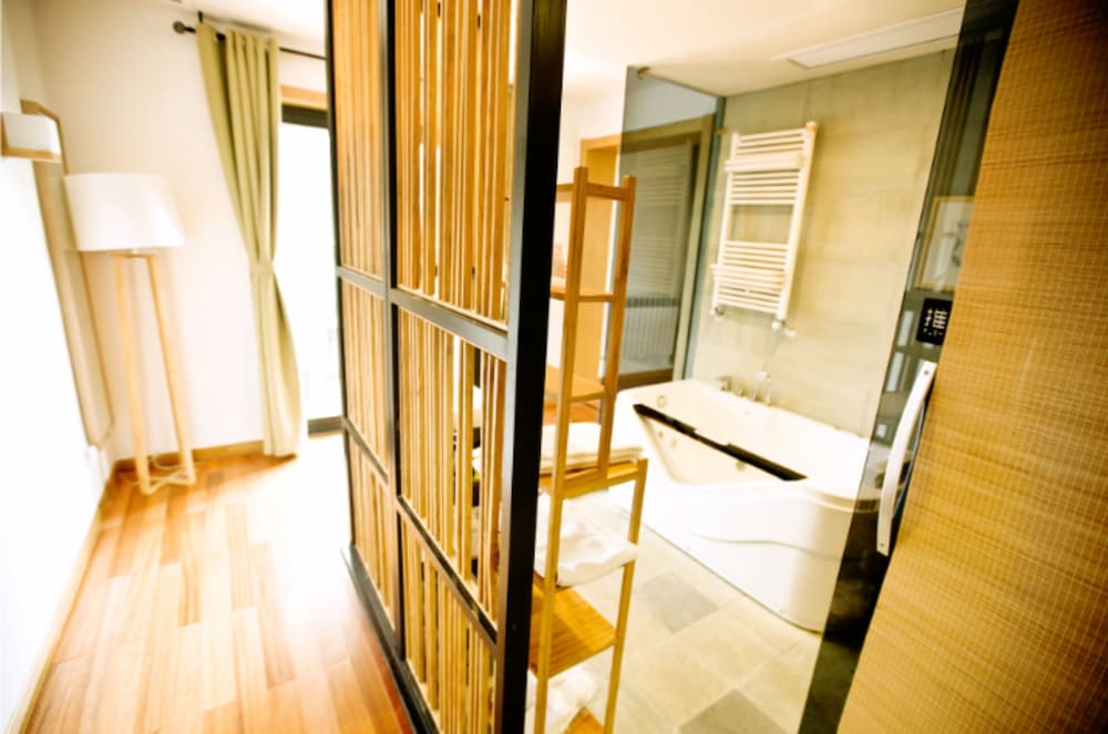 Westlake Longshang Boutique Hotel