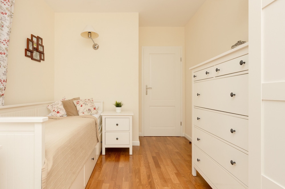 2-beedroom Zurawia by Renters view 5