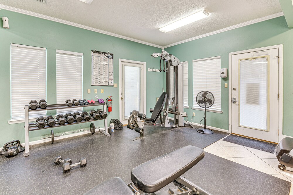 Community Outdoor Pool: Miramar Beach Condo!