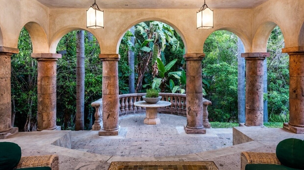 Carolwood - Modern Tuscan Villa With Rolling Lawns and Loggia in Holmby Hills