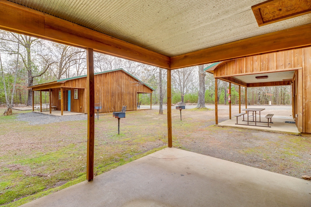 0.5 Mi to Greers Ferry Lake: Heber Springs Cabin view 4