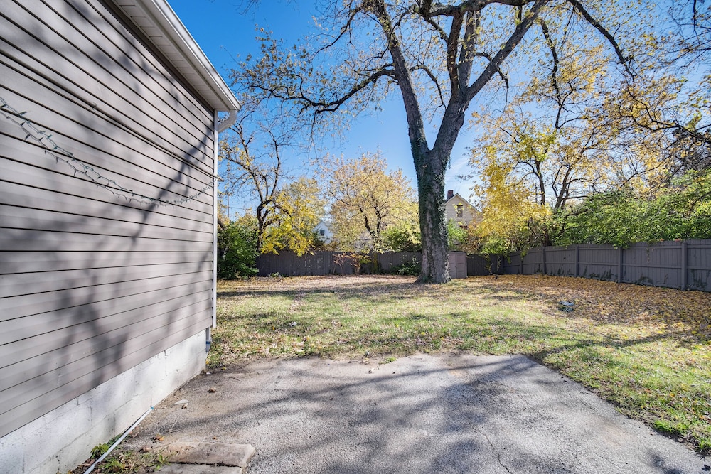 8 Mi to Dtwn: Cleveland Family Home