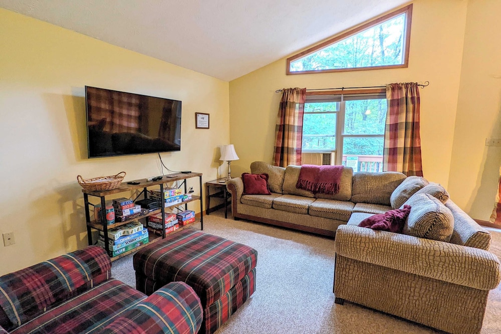 The Bear Foot Lodge by Avantstay Game Room, Deck, Beach/lake Access