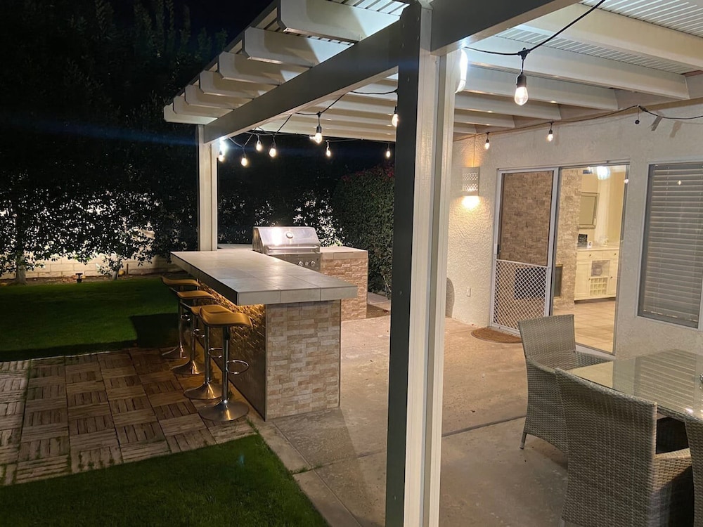 Stunning 5 Star Home Retreat Private Pool Spa BBQ 4 BR