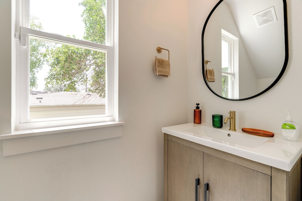 Near Restaurants & Parks: Home 3 Mi to Dtwn Austin