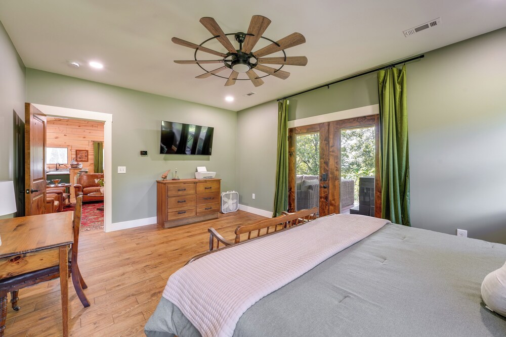 400 Acres on Lavender Mtn: Getaway w/ Hot Tub!