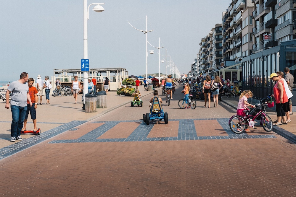 Apartment on Zeedijk With Stunning Sea Views