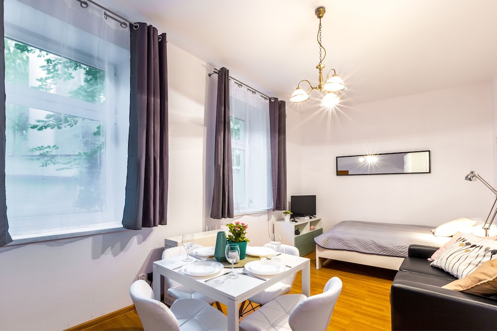 FriendHouse Apartments