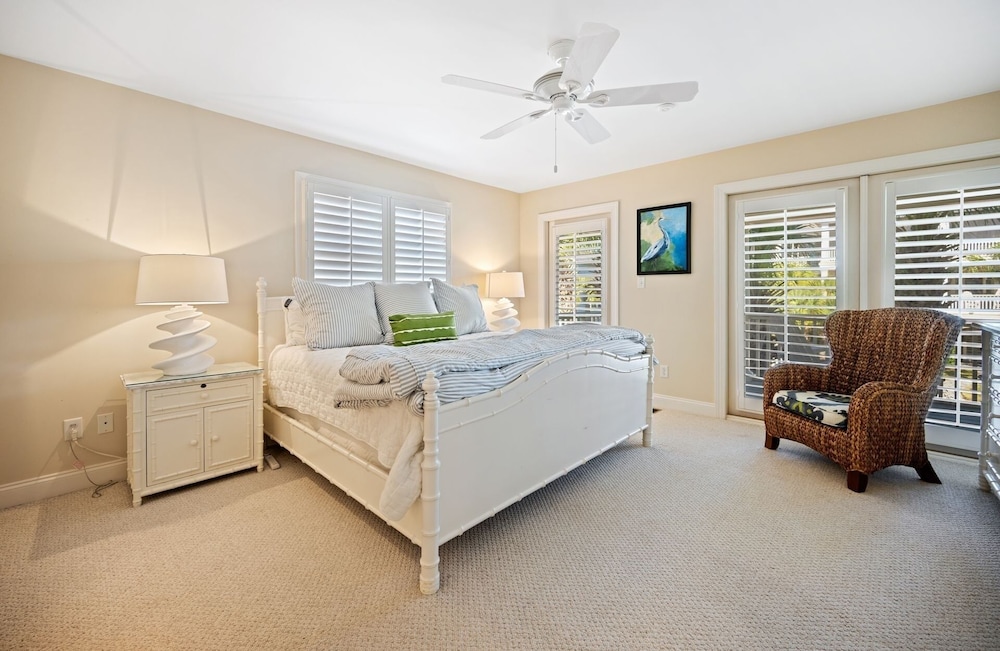Walking Distance To The Beach In Conveniently Located Ocean Park 4 Bedroom Home by Peace Vacations view 4