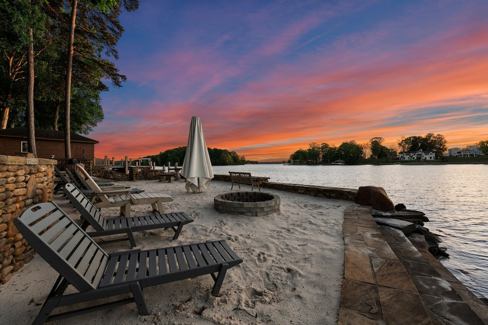 Sunset Shores Resort The Grand House by Avantstay
