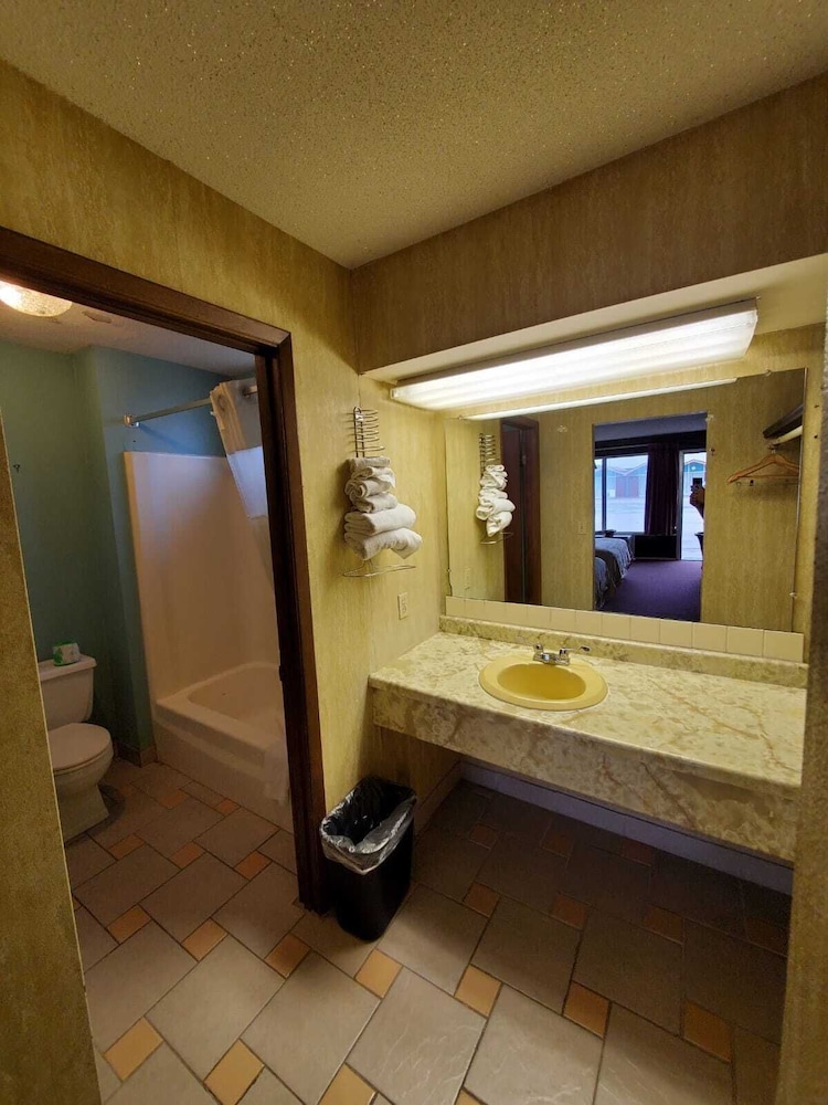 Gray Plaza Motel