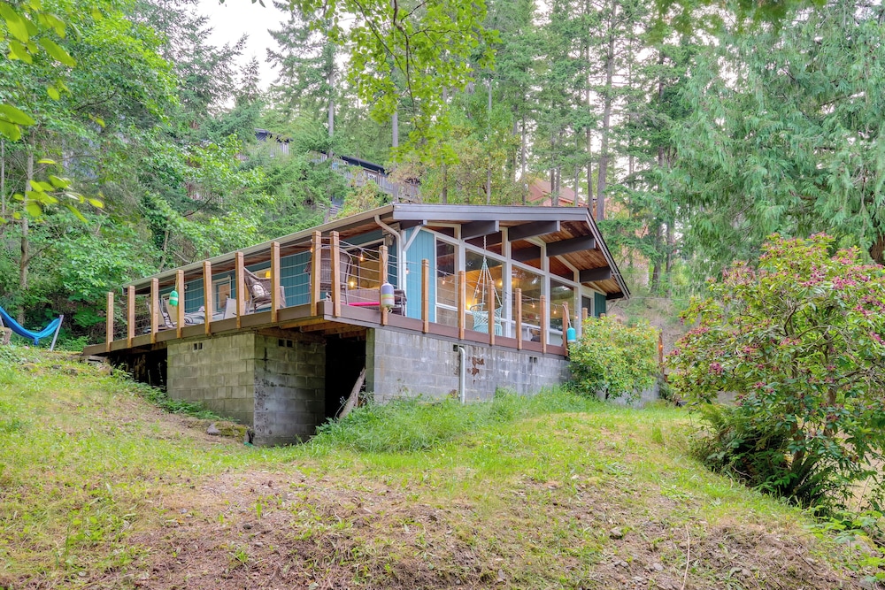 2 Blocks to Puget Sound Beach: Lummi Island Home