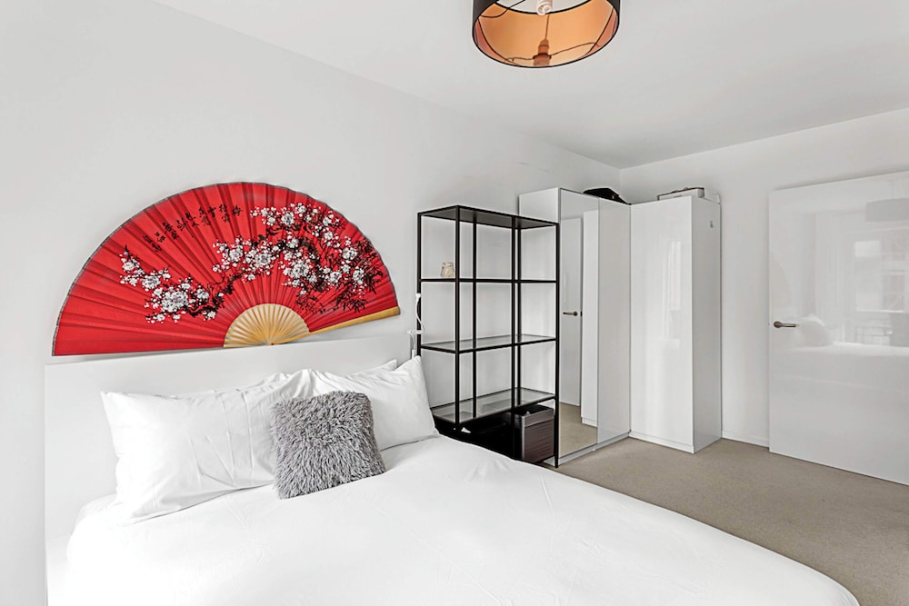 Stylish Flat In Battersea Reach
