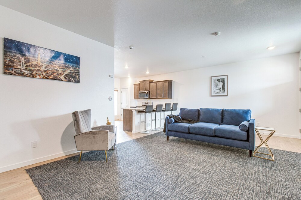 Perfect for Families! Quiet Aurora Home