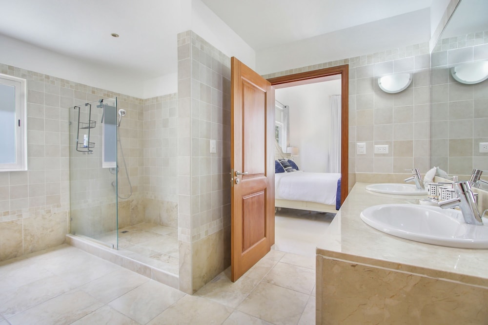 Luxury Golf Villa in Bavaro Cocotal Palma Real Pool Jacuzzi Staff