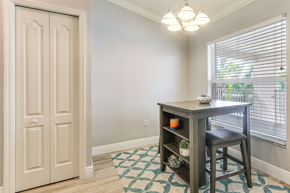 Lake View & Screened Balcony: Estero Getaway!