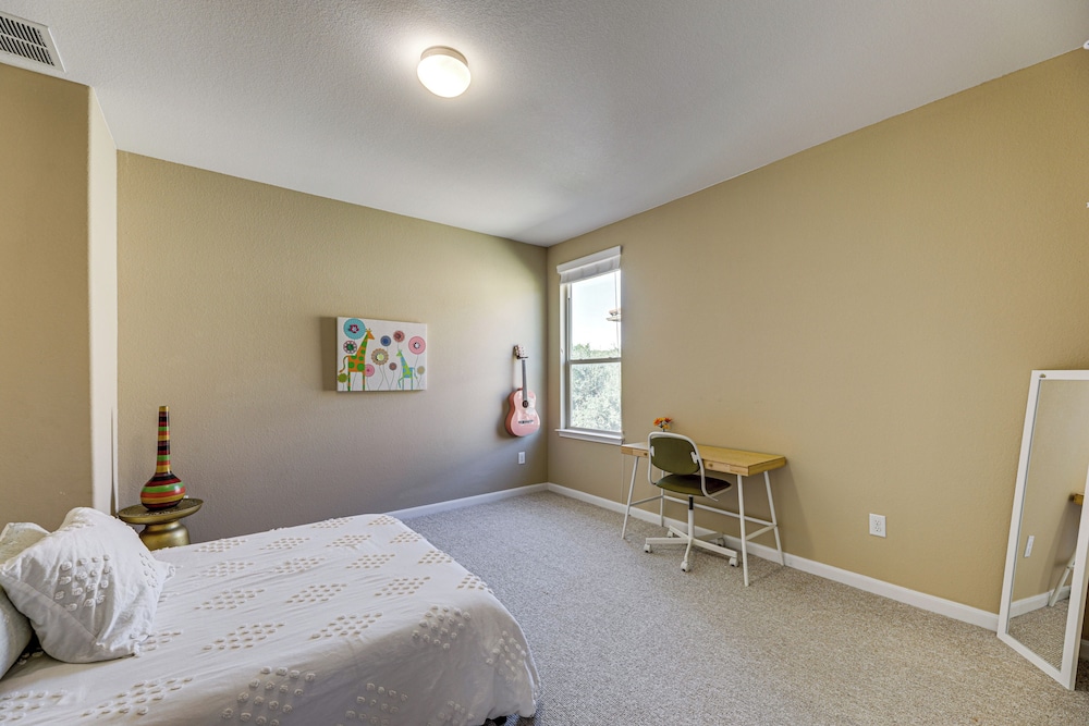 5 Mi to Lake Travis: Pet-friendly Home w/ Yard!