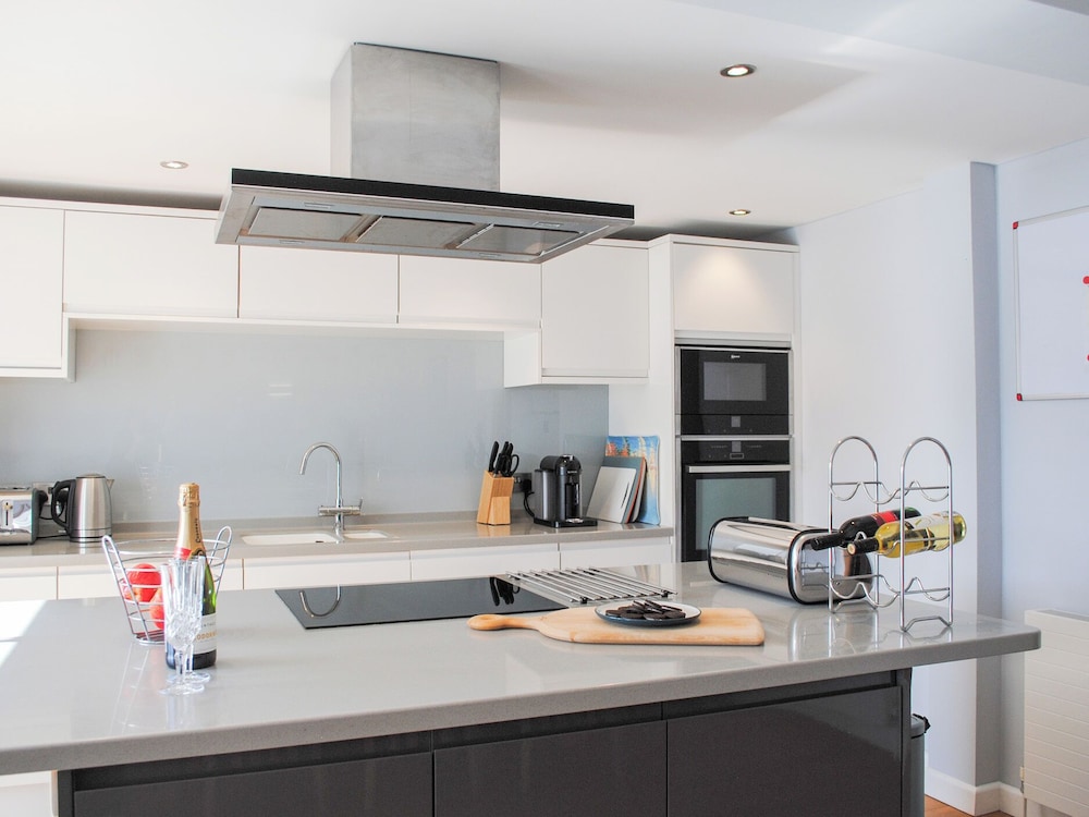 3 Hamstone Court