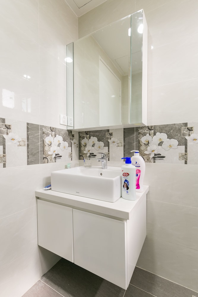Jennifer House - Millenium Apartment