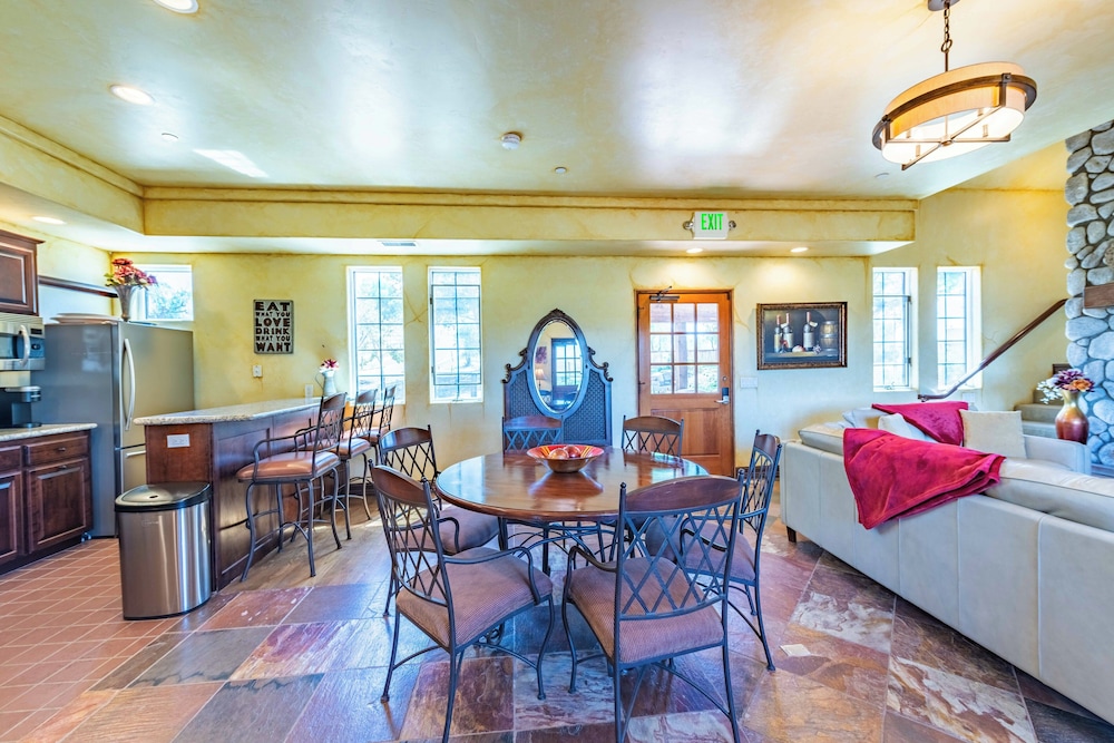 Santellan Inn