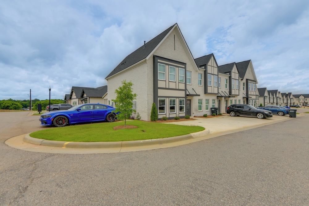 5 Mi to Auburn University: Sleek Townhome w/ Patio