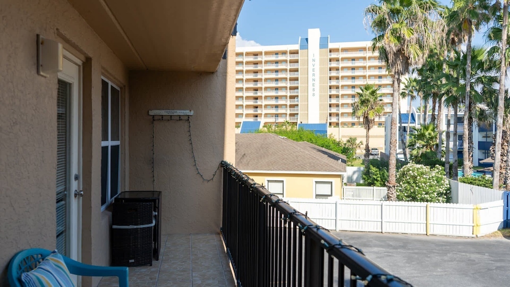 Cozy Family Retreat Steps To Beach Pool / Hot 2 Bedroom Apts