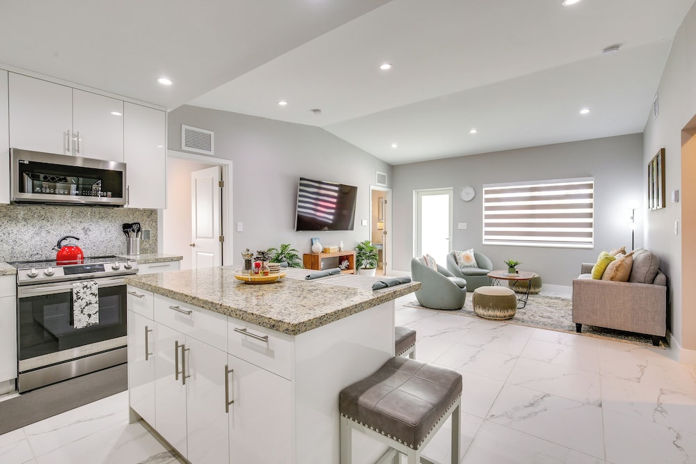 Chic North Miami House ~ 7 Mi to Hard Rock Stadium