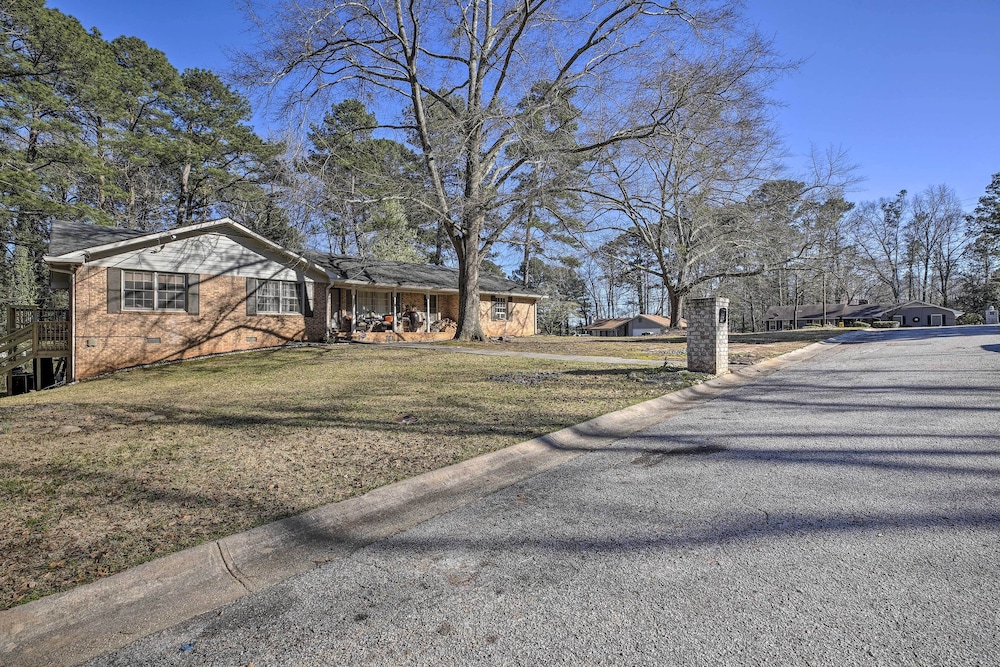 Vibrant Studio, 8 Mi to Stone Mountain Park! - Property Image 2