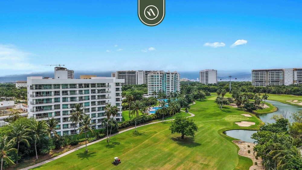 Stylish 2 BR Condo - Pools - Golf - Membership