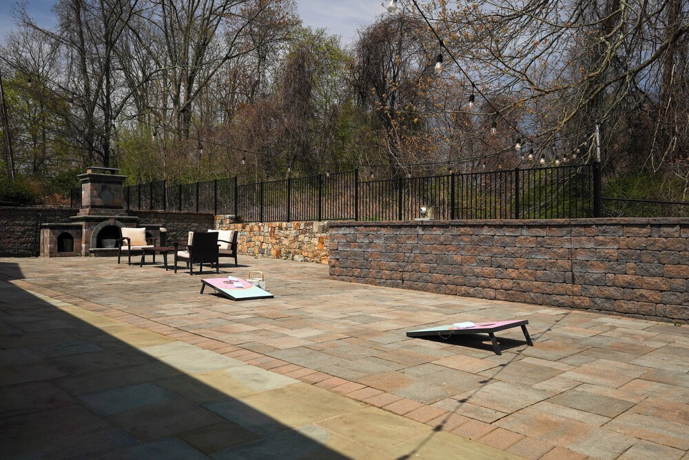 Outdoor Entertainment Areas: Spacious Katonah Gem!