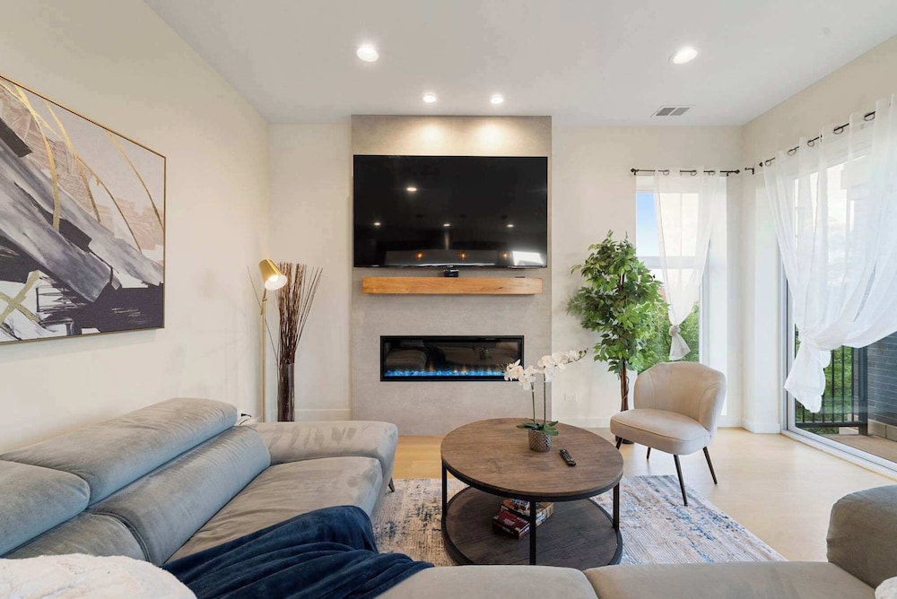 New 3bed 2bath Condo With Parking by United Center