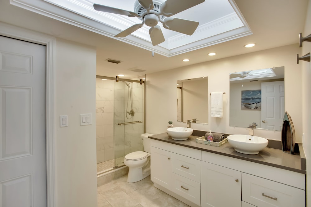 8 Mi to Beach: Modern Condo in Fort Myers!