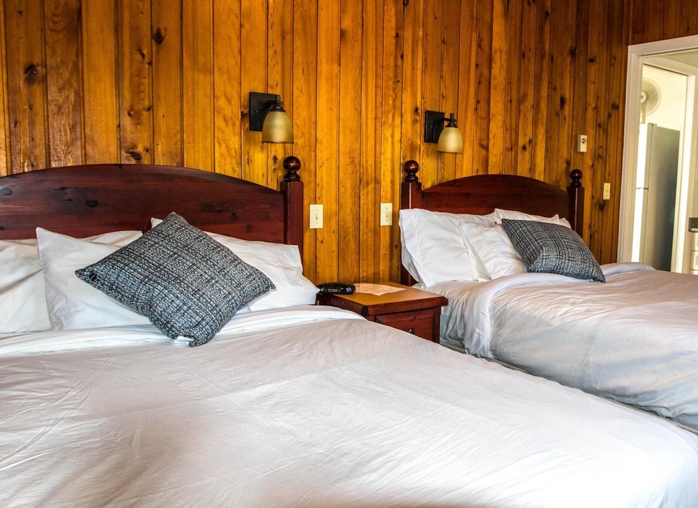 The Cedarwood Inn & Suites