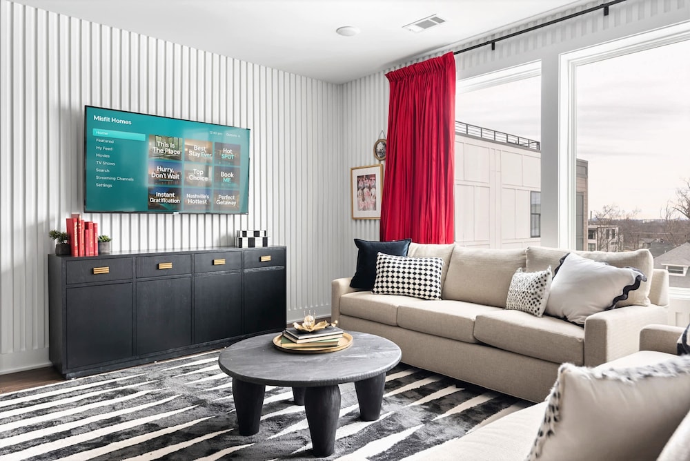 Nashville Escape With Skyline Deck and Hot Tub