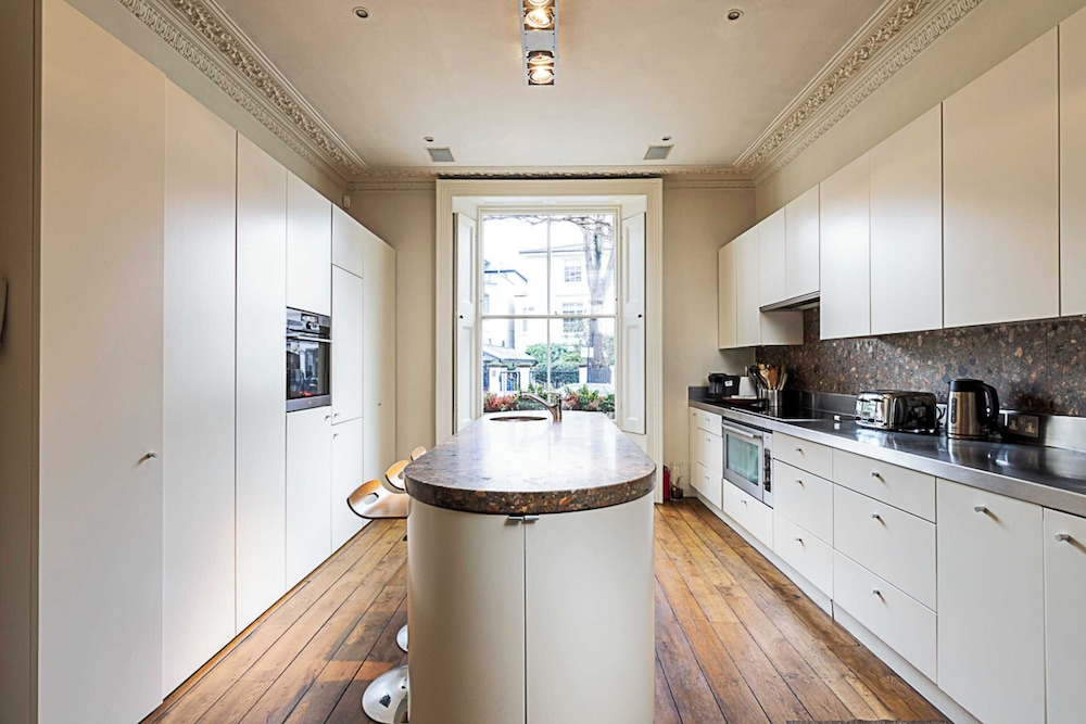 London Luxe Retreat: 5-bed Gem