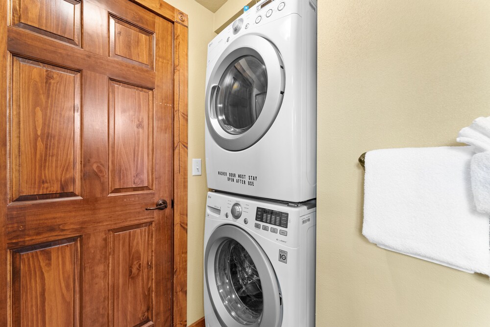 Timeless Memories Lodge 6 Bedroom Cabin by RedAwning