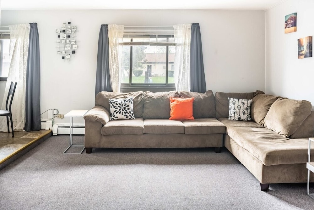Spacious 3-bed Suite in Browntown, Near Dining & Fun