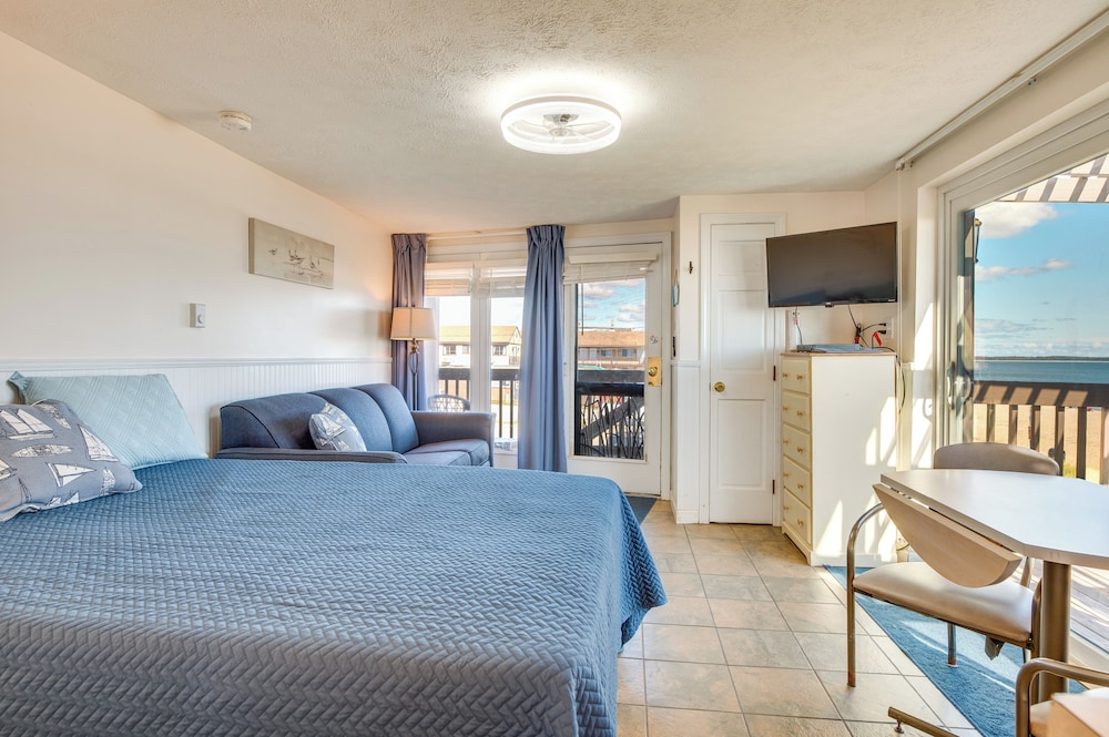 'beachfront 12' Condo on Old Orchard Beach